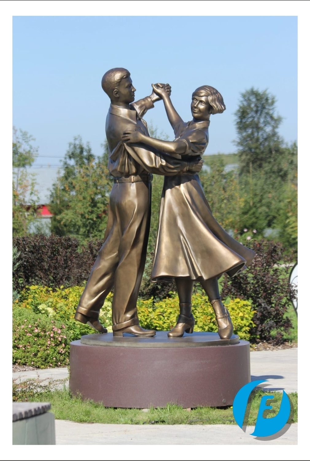 Детализированное изображение скульптурной группы в танце