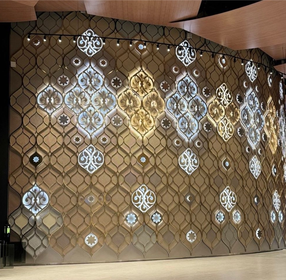 Декоративная панель из нержавеющей стали с покрытием нитридом титана золото для театра Камала в Казани