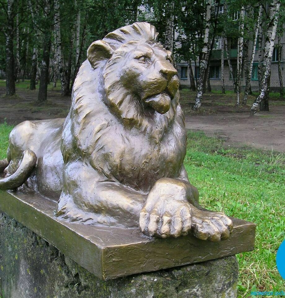 Реалистичная скульптура льва из стеклопластика — величественная фигура царя зверей с детальной проработкой шерсти и анатомических особенностей, выполненная в технике бронзового литья, устойчивая к атмосферным воздействиям.