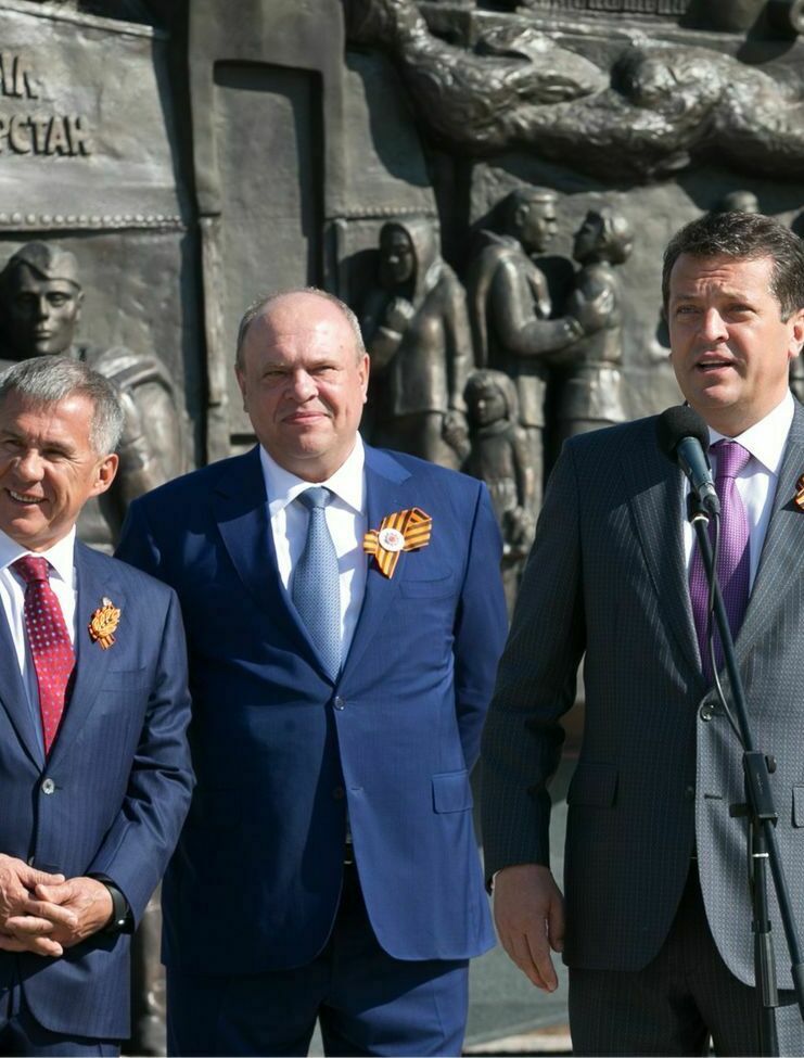 Торжественное открытие бронзового мемориального комплекса с участием официальных лиц и жителей города