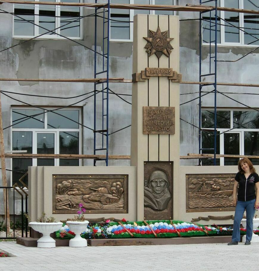Монументальный обелиск из стеклопластика с рельефными композициями Великой Отечественной войны — величественная мемориальная конструкция с детализированными барельефами, символизирующими подвиг народа, устойчивая к погодным воздействиям.