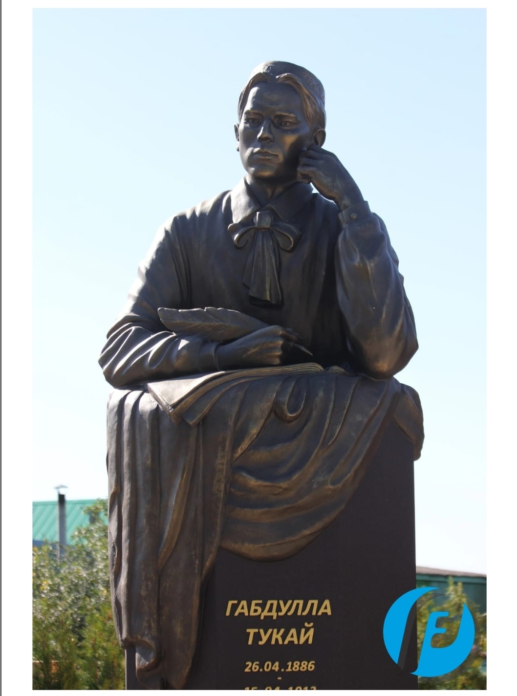 Портретный бюст Тукая с изображением сцен из его сказок на постаменте