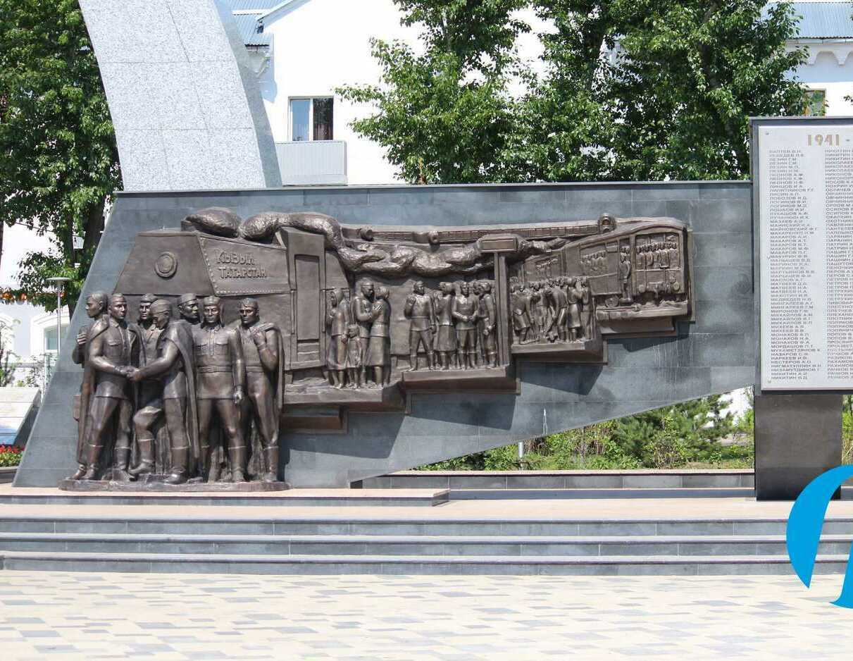 Изящная скульптурная композиция из бронзы — монументальное произведение искусства, выполненное методом художественного литья с детальной проработкой элементов и характерным благородным блеском металла.