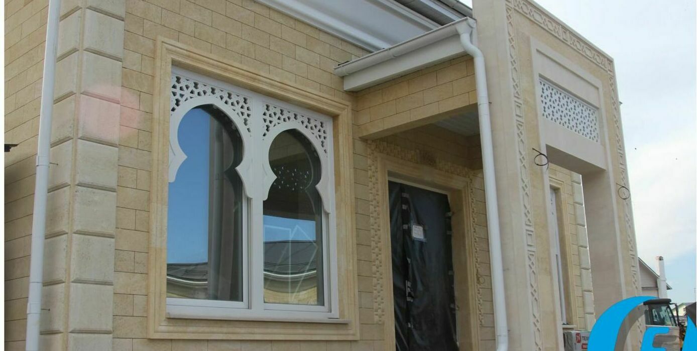 Декоративные двойные решетки с традиционным орнаментом на оконном проеме