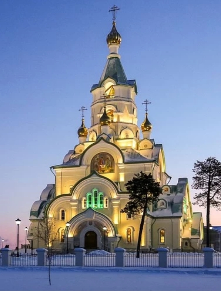 Монтаж фасадных элементов из белого архитектурного бетона для храма святой Татианы в Когалыме