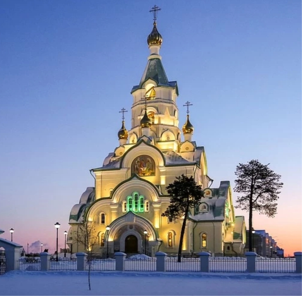 Монтаж фасадных элементов из белого архитектурного бетона для храма святой Татианы в Когалыме