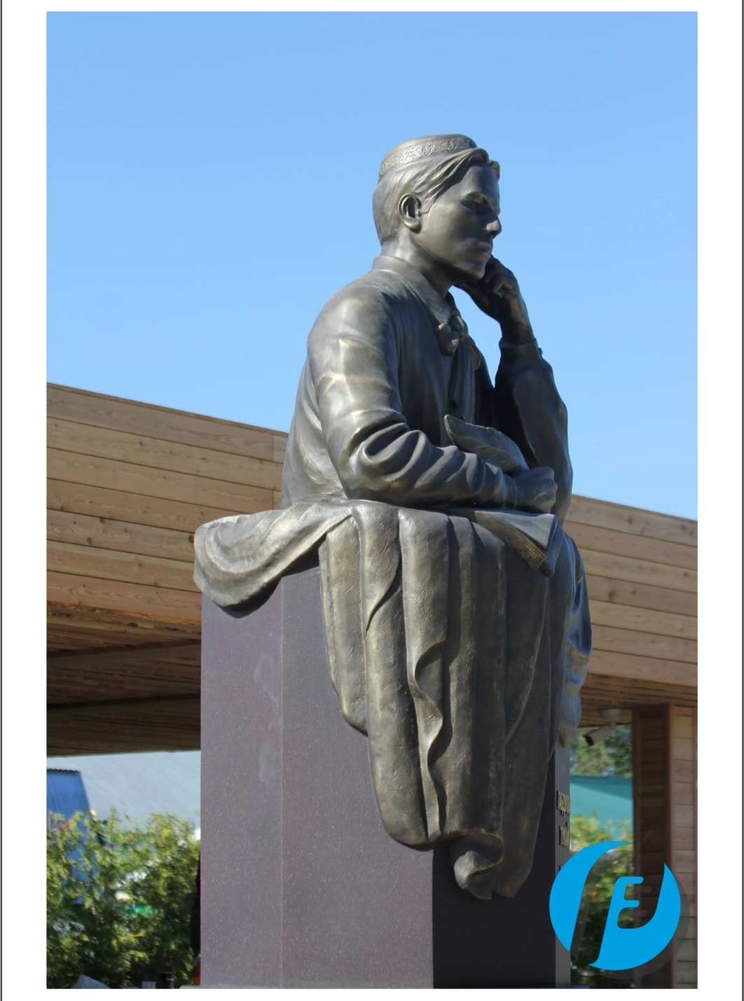 Композиция бюста и постамента с художественными элементами