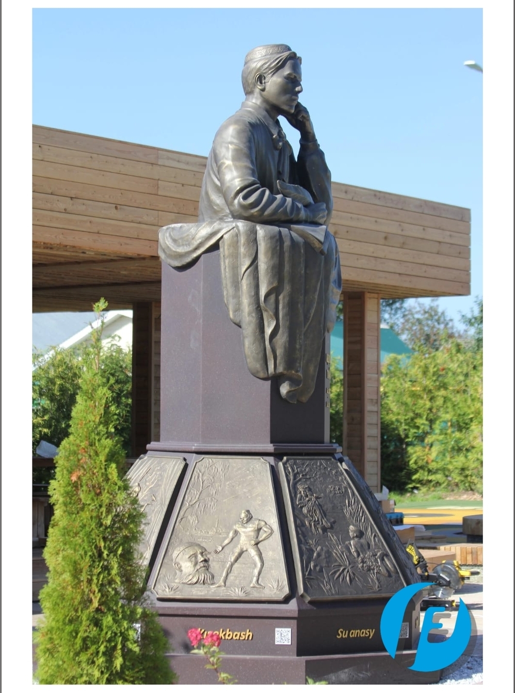 Барельефы со сценами из сказок Габдуллы Тукая на постаменте