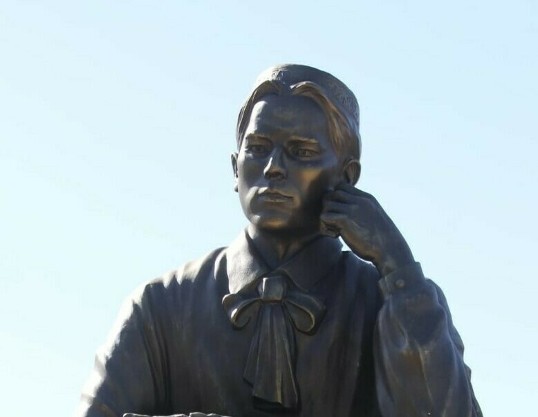 Художественные скульптурные бюсты, установленные на монументальных постаментах — произведения портретного искусства, выполненные с высокой детализацией и портретным сходством, создающие торжественную атмосферу.