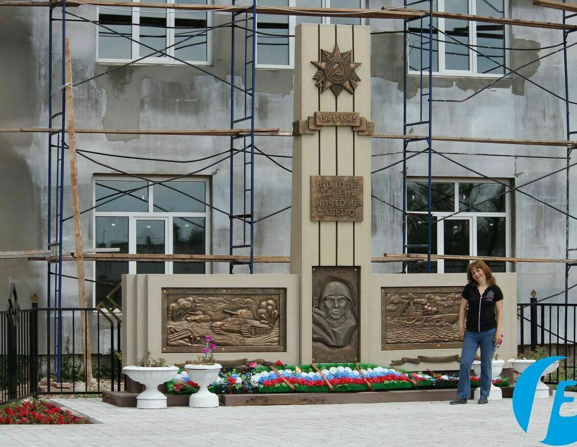 Монументальный обелиск из стеклопластика с рельефными композициями Великой Отечественной войны — величественная мемориальная конструкция с детализированными барельефами, символизирующими подвиг народа, устойчивая к погодным воздействиям.