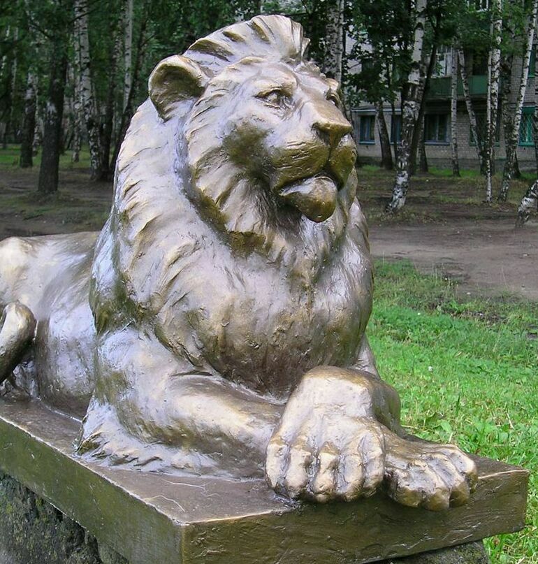 Реалистичная скульптура льва из стеклопластика — величественная фигура царя зверей с детальной проработкой шерсти и анатомических особенностей, выполненная в технике бронзового литья, устойчивая к атмосферным воздействиям.