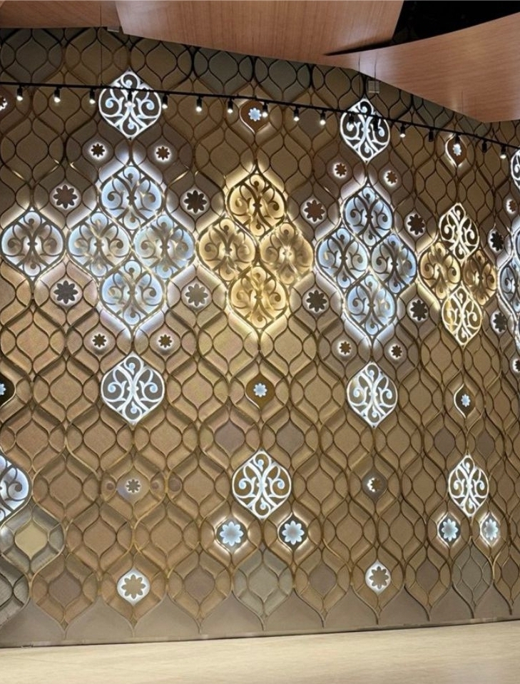 Декоративная панель из нержавеющей стали с покрытием нитридом титана золото для театра Камала в Казани