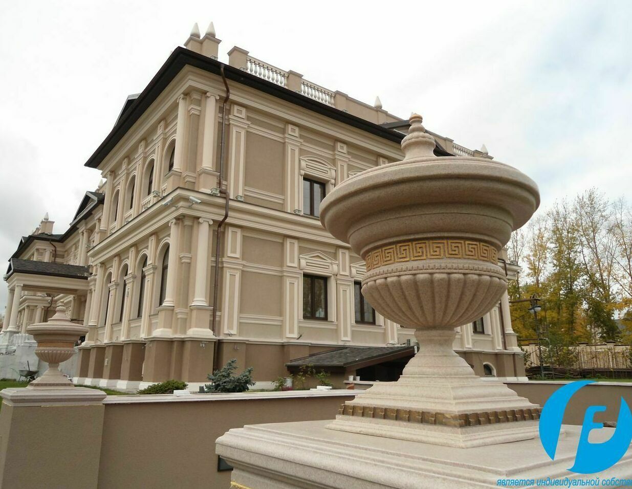 Декоративные вазоны-навершия с изысканным греческим орнаментом — элегантные архитектурные элементы, украшенные классическим меандром и другими античными узорами, создающие атмосферу античной эстетики.