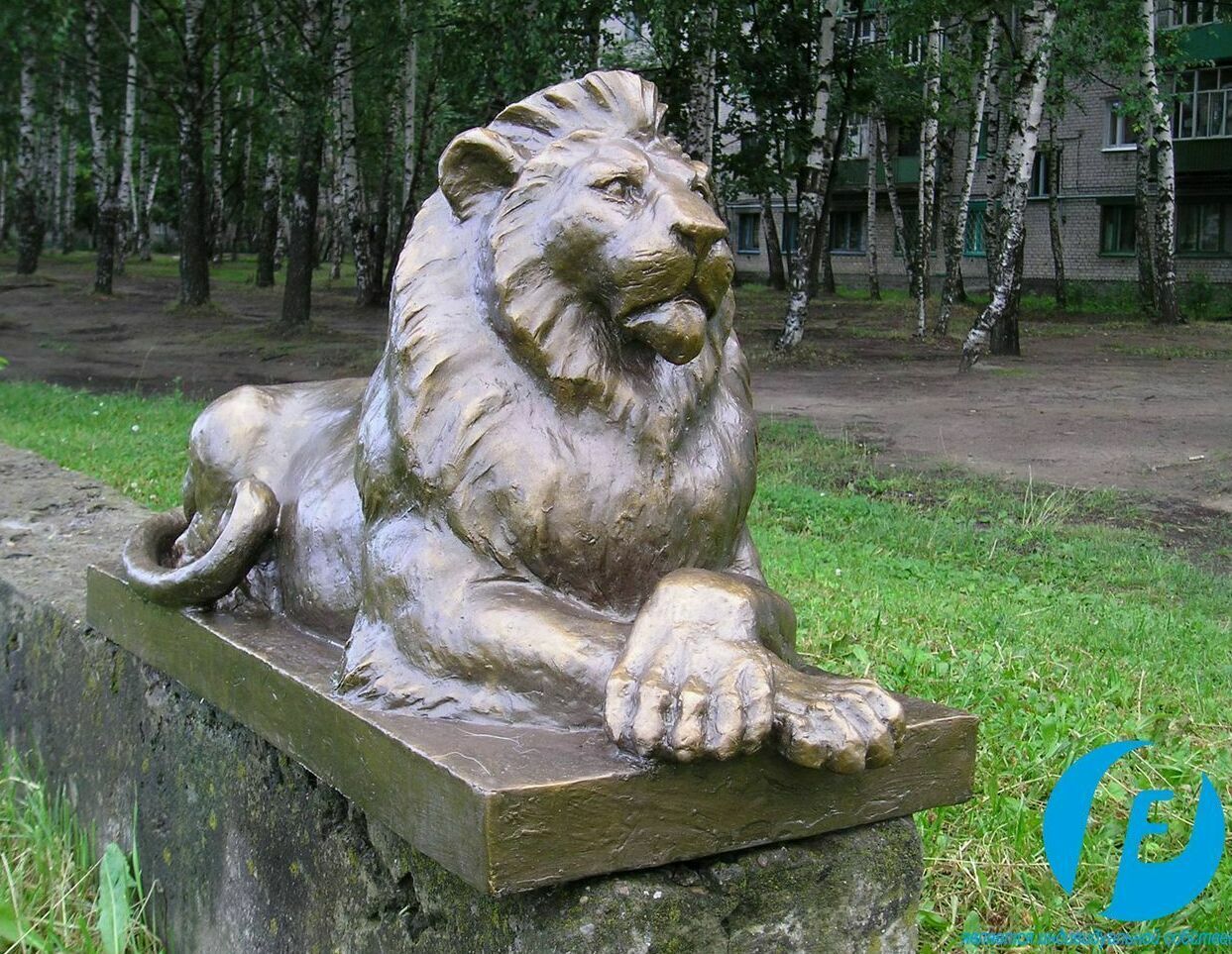Реалистичная скульптура льва из стеклопластика — величественная фигура царя зверей с детальной проработкой шерсти и анатомических особенностей, выполненная в технике бронзового литья, устойчивая к атмосферным воздействиям.