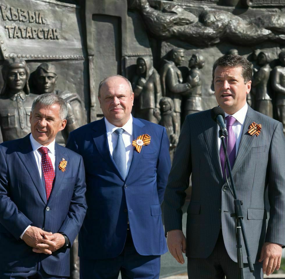 Торжественное открытие бронзового мемориального комплекса с участием официальных лиц и жителей города