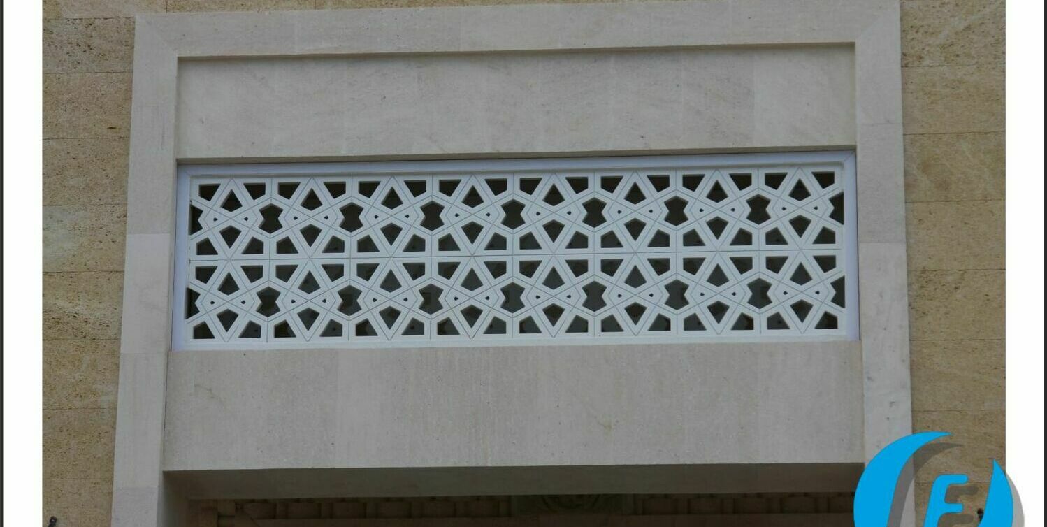 Крупный план декоративных решеток над входом