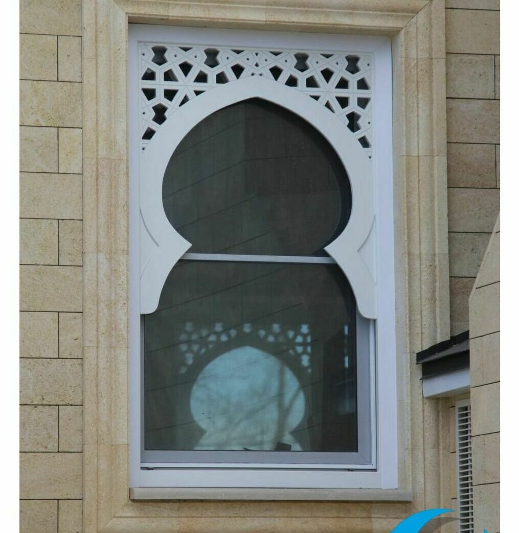 Элегантная декоративная решетка с каллиграфическим узором