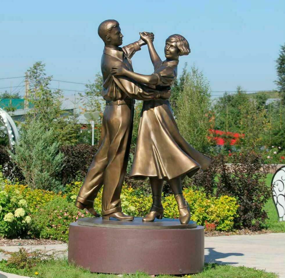 Скульптура "Танцующая пара" из легкого стеклопластика с финишной отделкой под античную бронзу