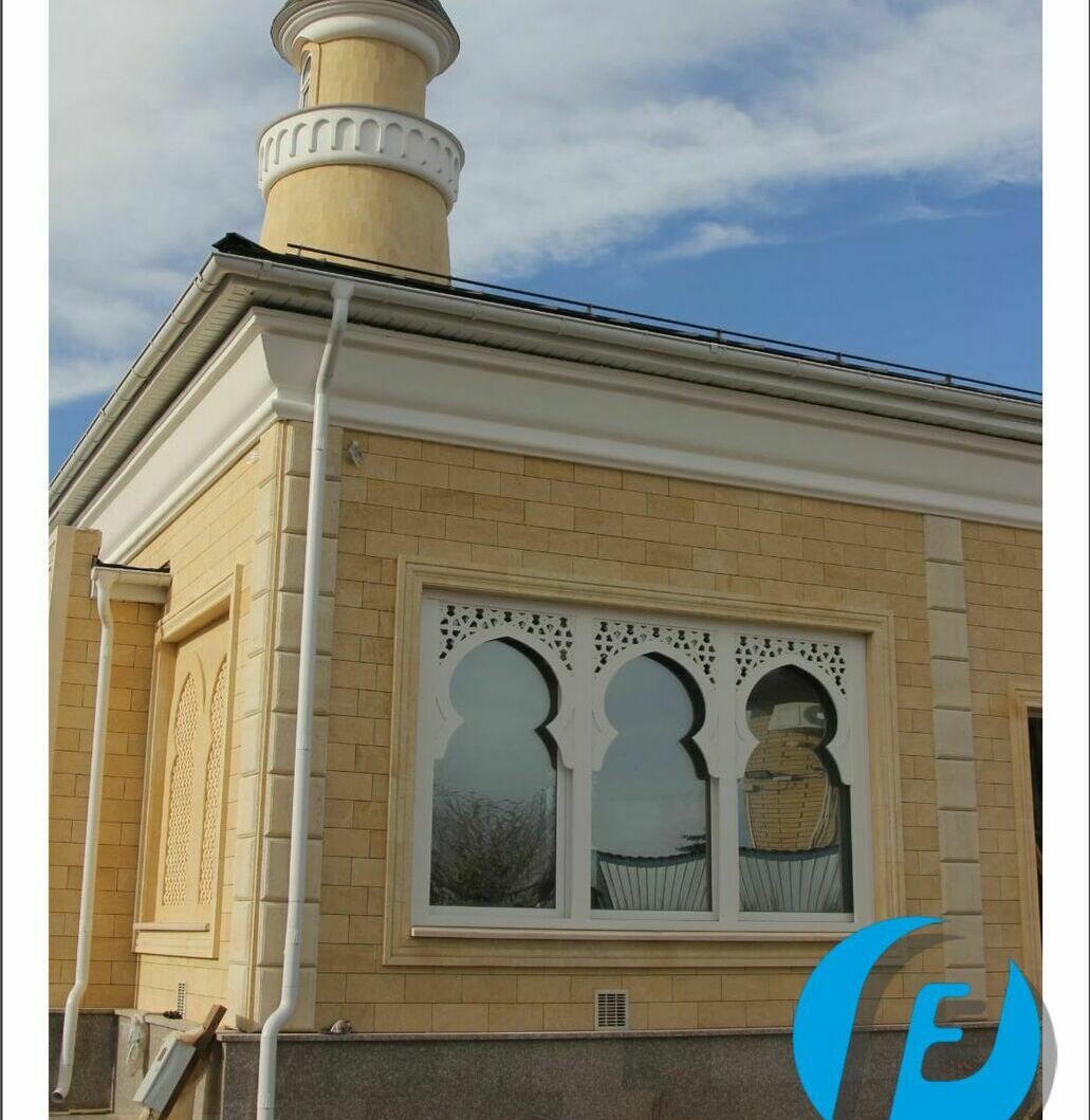 Тройная система декоративных решеток с мусульманским орнаментом