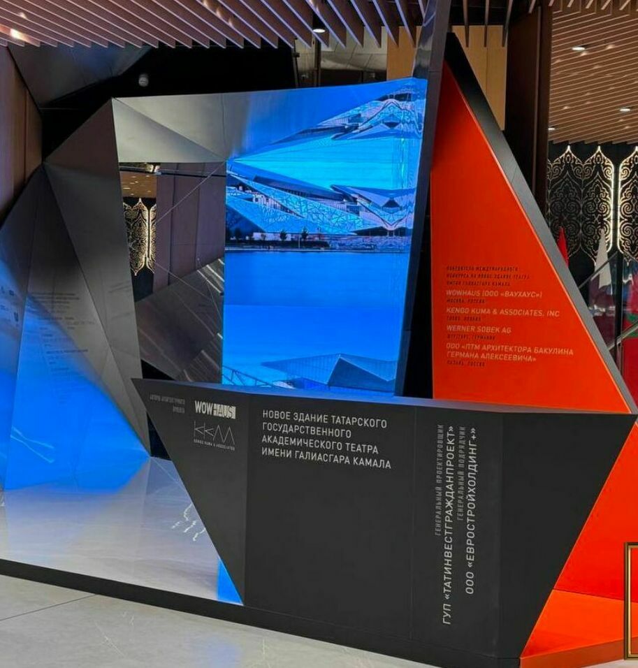 Декоративные вазоны-навершия с изысканным греческим орнаментом — элегантные архитектурные элементы, украшенные классическим меандром и другими античными узорами, создающие атмосферу античной эстетики.