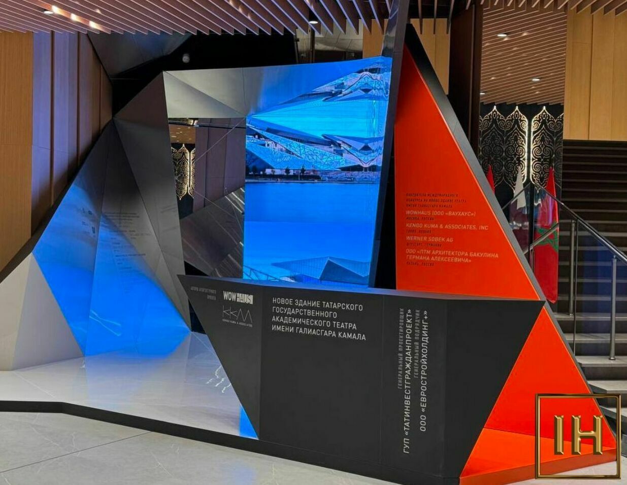 Декоративные вазоны-навершия с изысканным греческим орнаментом — элегантные архитектурные элементы, украшенные классическим меандром и другими античными узорами, создающие атмосферу античной эстетики.