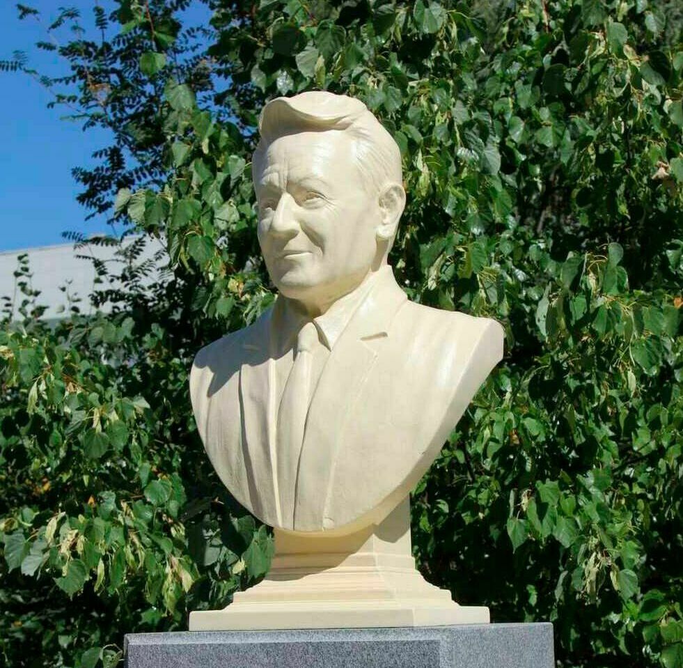 Бюст из стеклопластика в классическом стиле, цвет слоновая кость