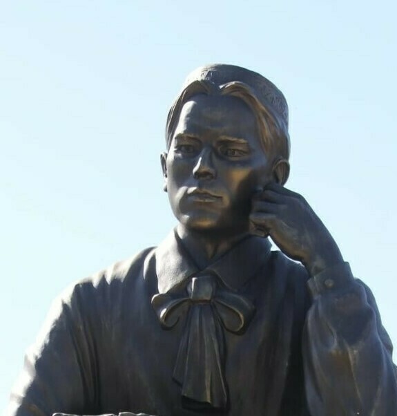 Художественные скульптурные бюсты, установленные на монументальных постаментах — произведения портретного искусства, выполненные с высокой детализацией и портретным сходством, создающие торжественную атмосферу.