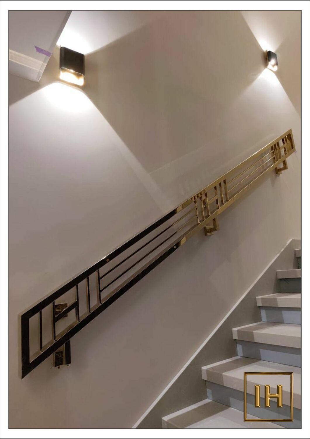 Игра естественного и искусственного света на золотой поверхности панно в Восточном зале.