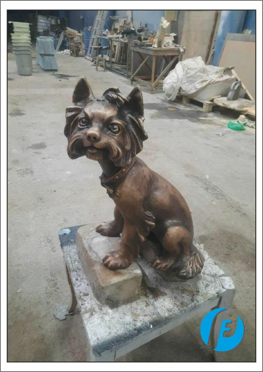 Патинирование и лакировка скульптуры Запатинированная и покрытая защитным лаком бронзовая скульптура йоркширского терьера в цехе перед отправкой.