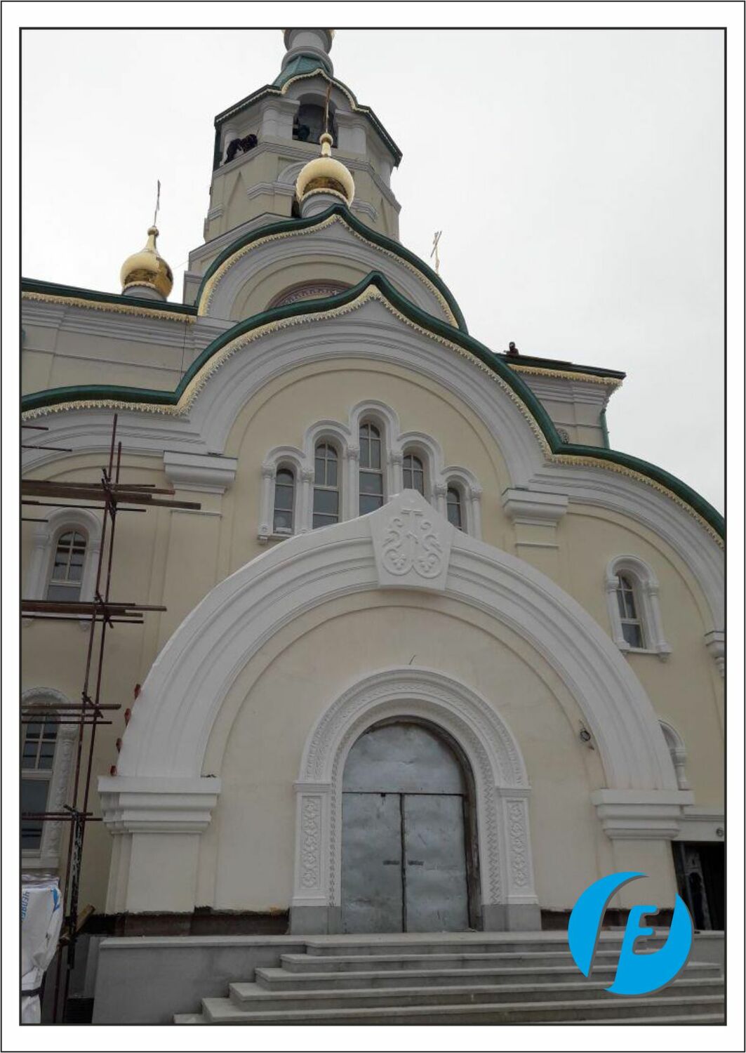 Фасад после монтажа Храм святой Татианы - фасад с установленными элементами из белого архитектурного бетона