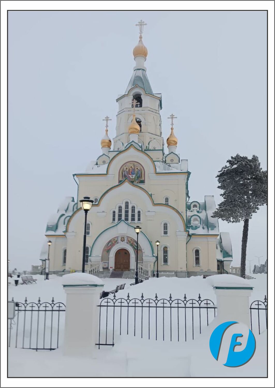 Храм святой Татианы — общий вид Пятикупольный храм святой Татианы в Когалыме. Фасад украшен белыми архитектурными элементами из бетона, изготовленными нашей компанией.