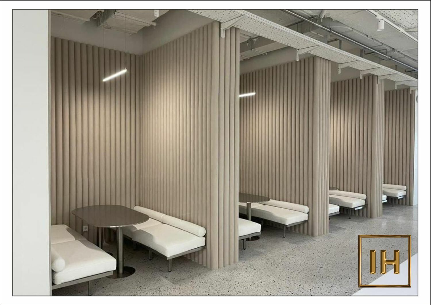 Гипсовые 3D панели в виде стилизованных нефтяных труб в интерьере Высшей школы нефти, Альметьевск	