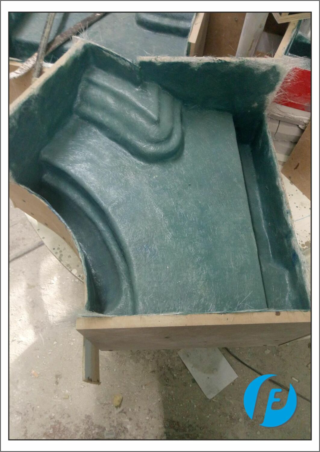 Форма готова к снятию Завершенная стеклопластиковая форма для углового элемента, готовая к снятию с гипсовой мастер-модели.