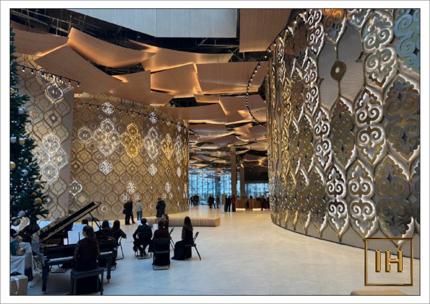 Вид на панно из зала Перспектива на золотые панно из Главного зала театра Галиаскара Камала.