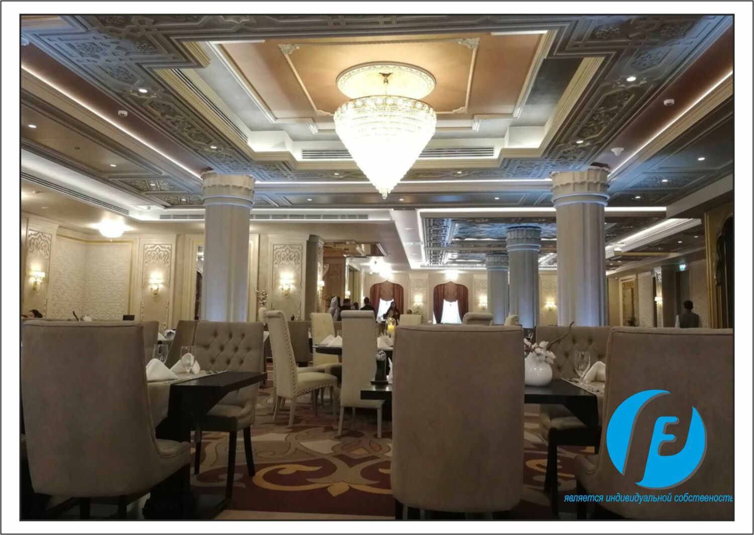 Колонны в интерьере отеля Готовые монументальные колонны с текстурой камня в интерьере лобби отеля Kol Gali Resort & SPA.