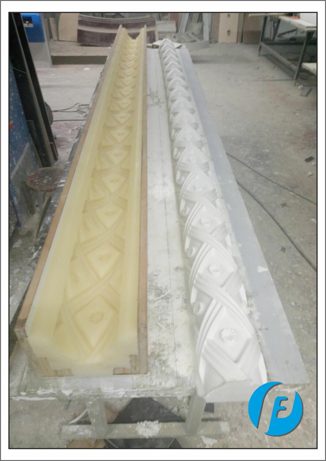 Полиуретановая форма и силиконовая модель Гибкая полиуретановая форма, снятая с модели колонны, и промежуточная силиконовая отливка для создания жесткой матрицы.