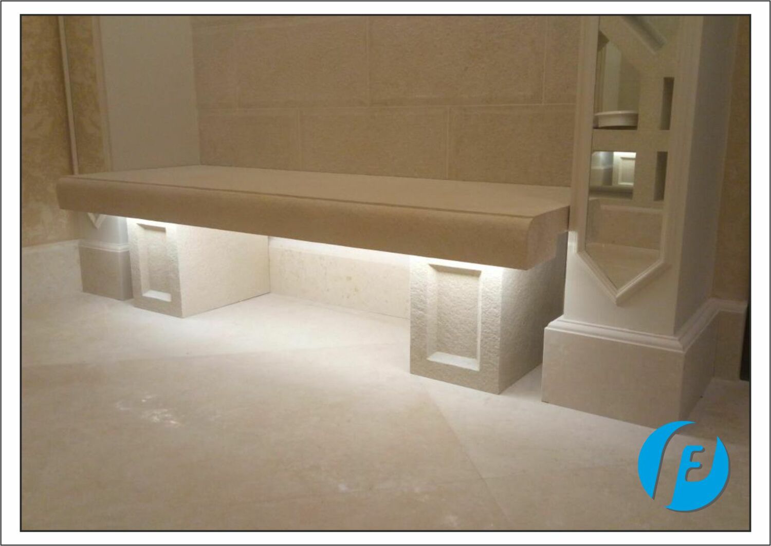 Лавочка с подсветкой в отеле Готовая встроенная лавочка с текстурой каменного шпона и скрытой архитектурной подсветкой в интерьере отеля.