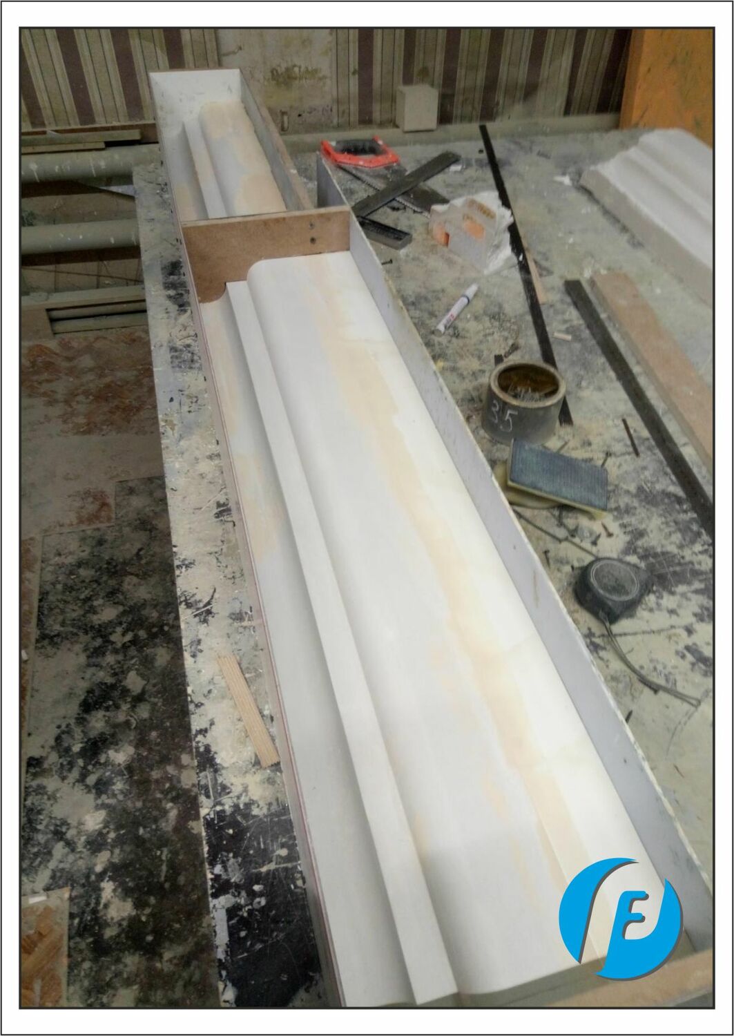 Модели с монтажной отбортовкой Гипсовые модели молдингов с технологической отбортовкой по контуру для последующего изготовления литейных форм.