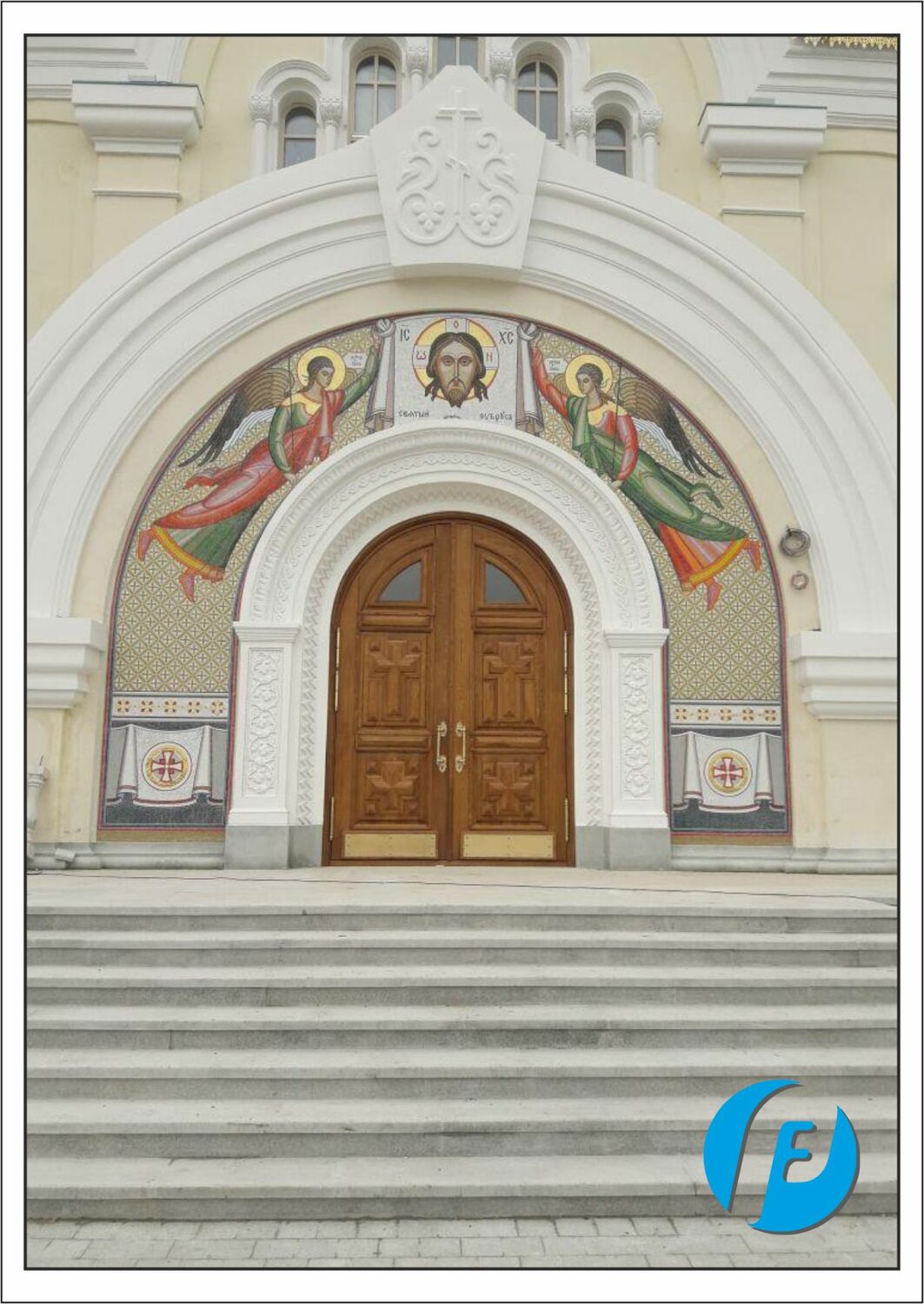 Портал главного входа Центральный вход храма святой Татианы с порталом и колоннами из белого бетона