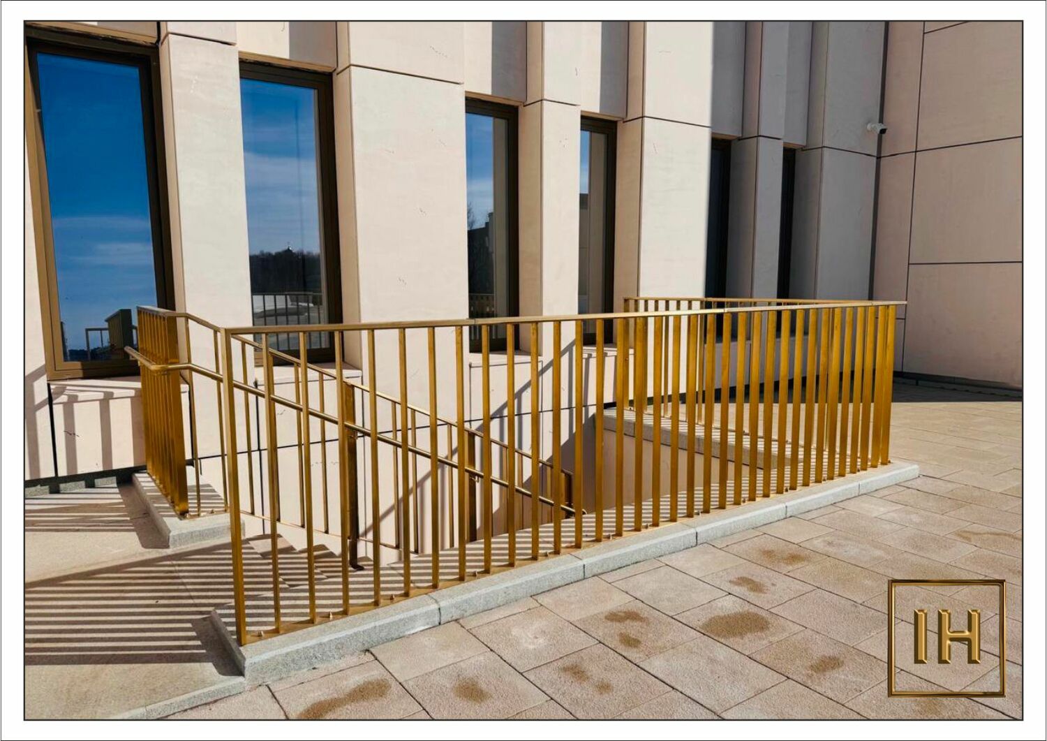 Свет и перспектива на перилах Перспектива и отражение света на поверхности лестничных перил с золотым покрытием.