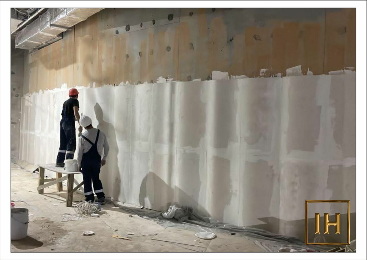 Затирка монтажных швов между гипсовыми 3D панелями для создания монолитного вида	