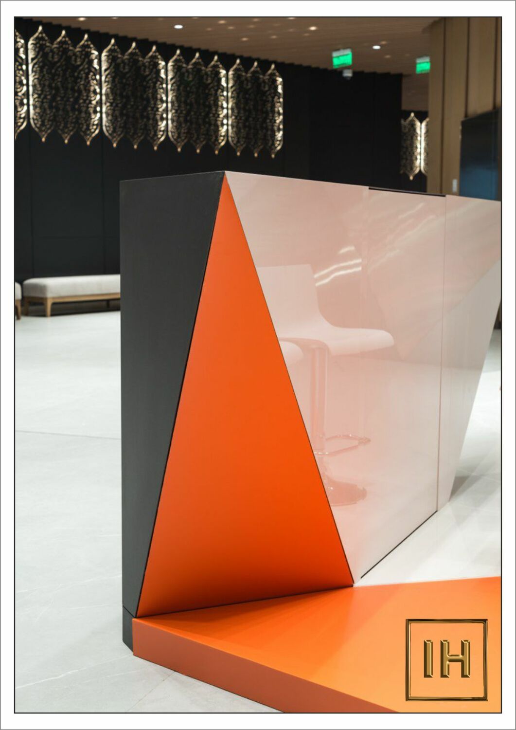 Деталь комбинированной поверхности Деталь стенда на Казаныш: стык керамогранита и нержавеющей стали в одной плоскости