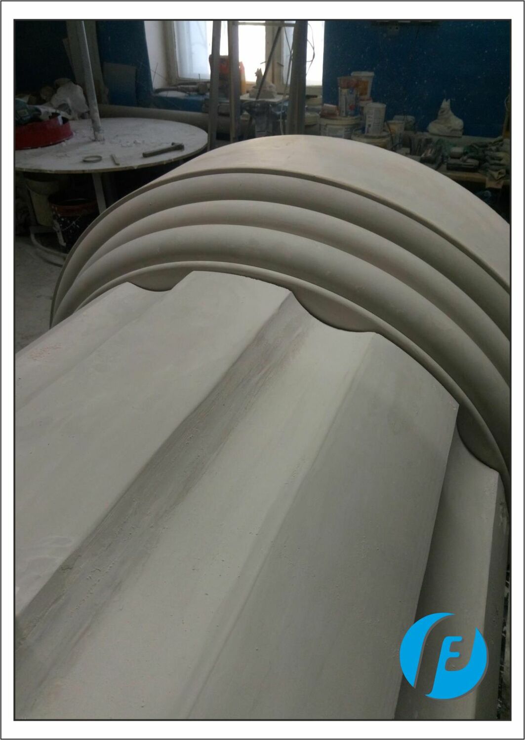 Примерка основания колонны Примерка гипсовой модели базы (основания) колонны на объекте для проверки пропорций и примыканий.