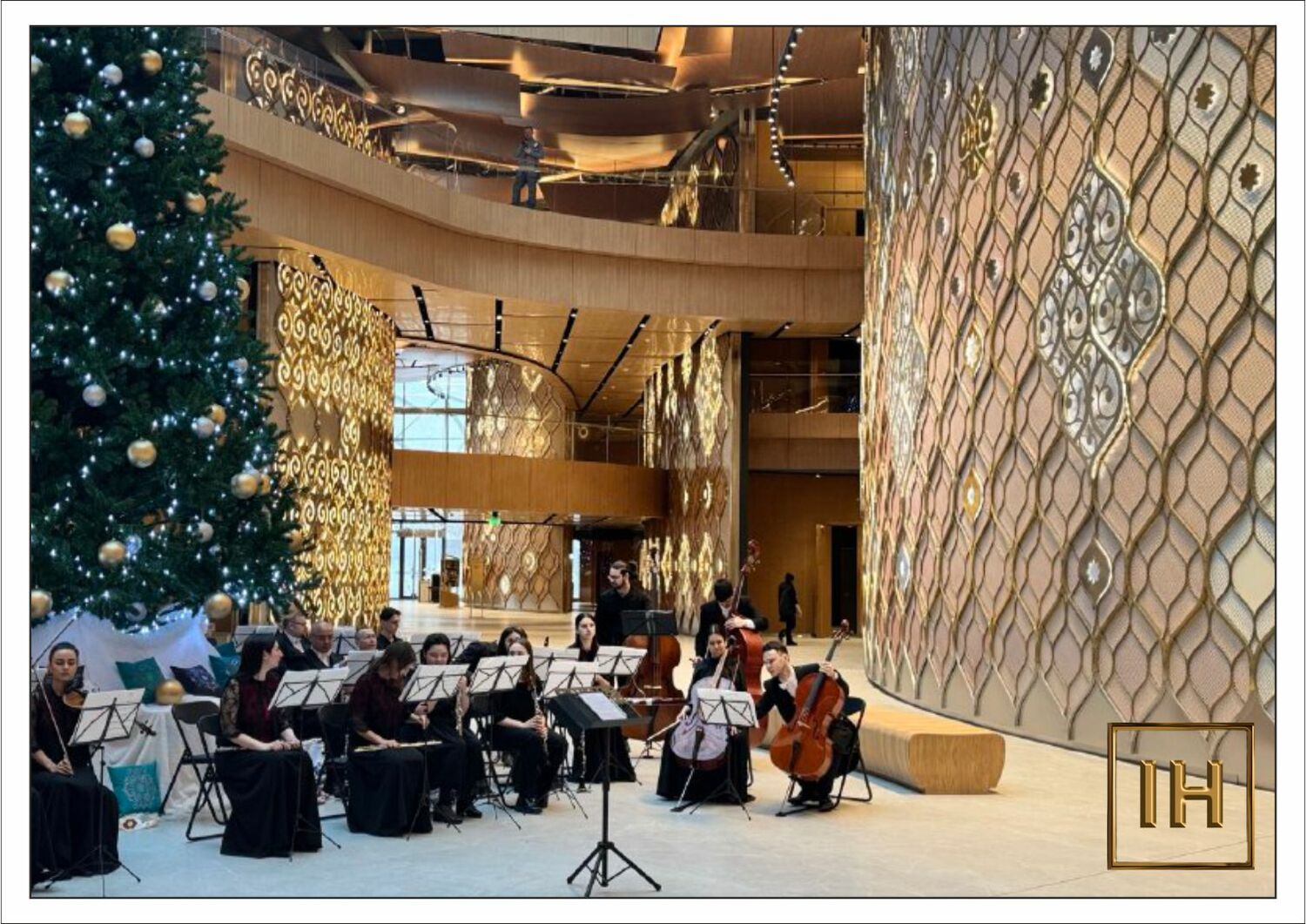 Оркестр среди золотых панно Оркестр, репетирующий среди монументальных золотых панно в фойе театра Галиаскара Камала.