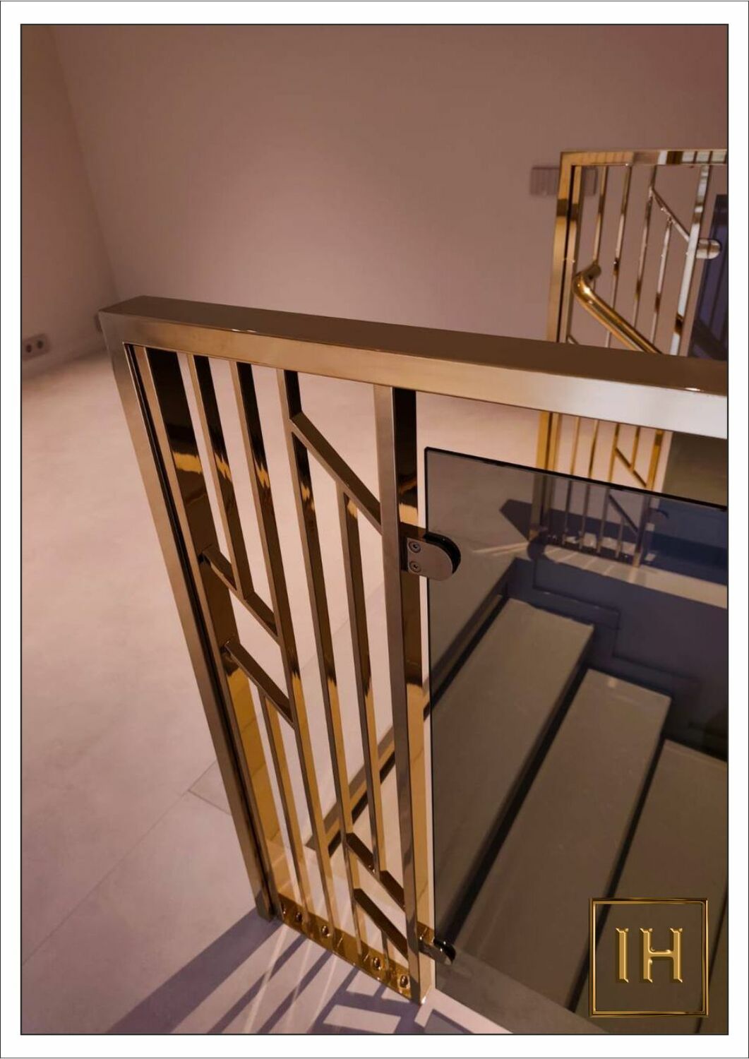 Отражение интерьерного освещения и элементов зала на зеркальной поверхности панно с покрытием нитрид титана.