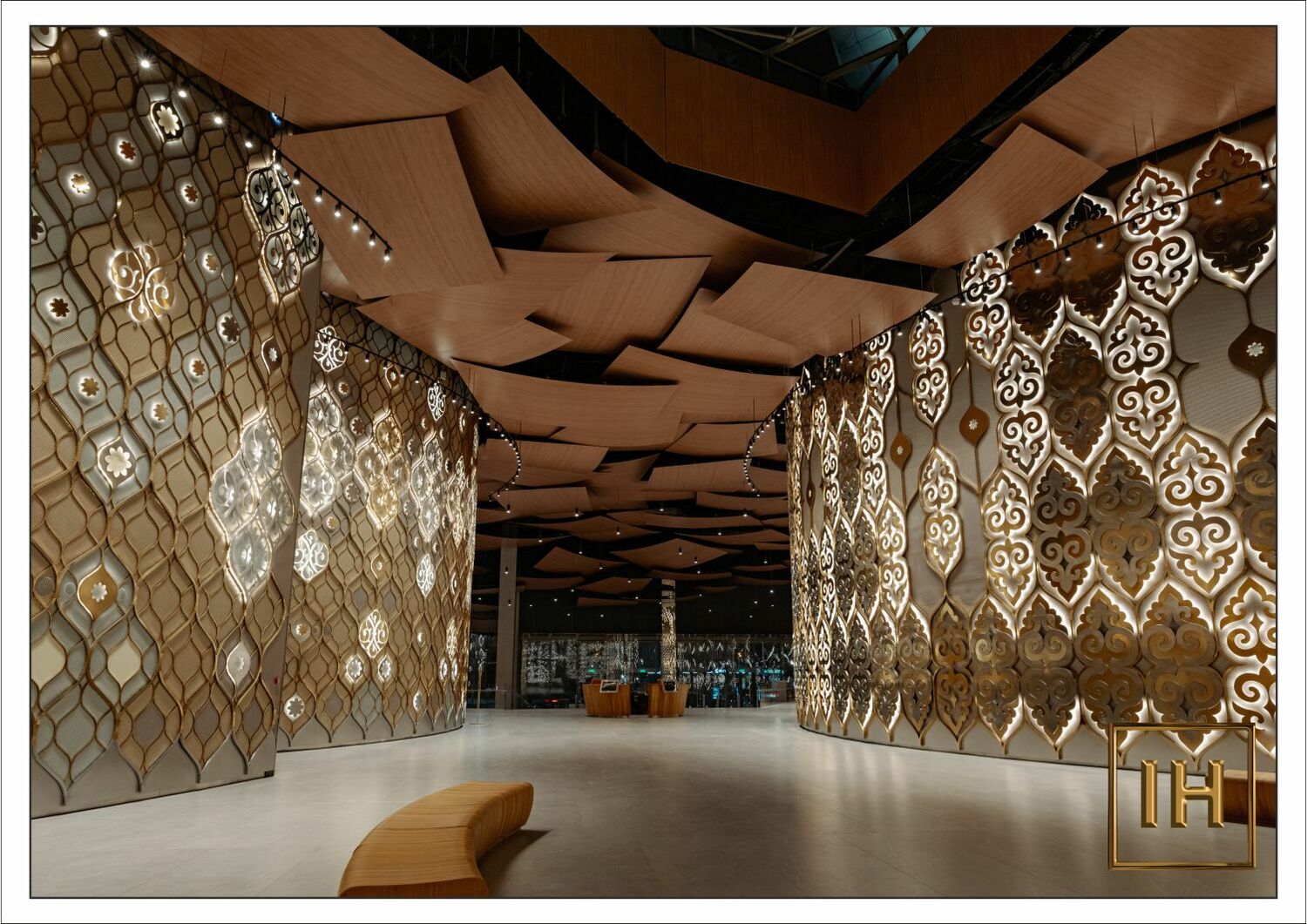 Фактура покрытия нитрид титана Фактура и глубина золотого покрытия нитрид титана на поверхности нержавеющей стали.