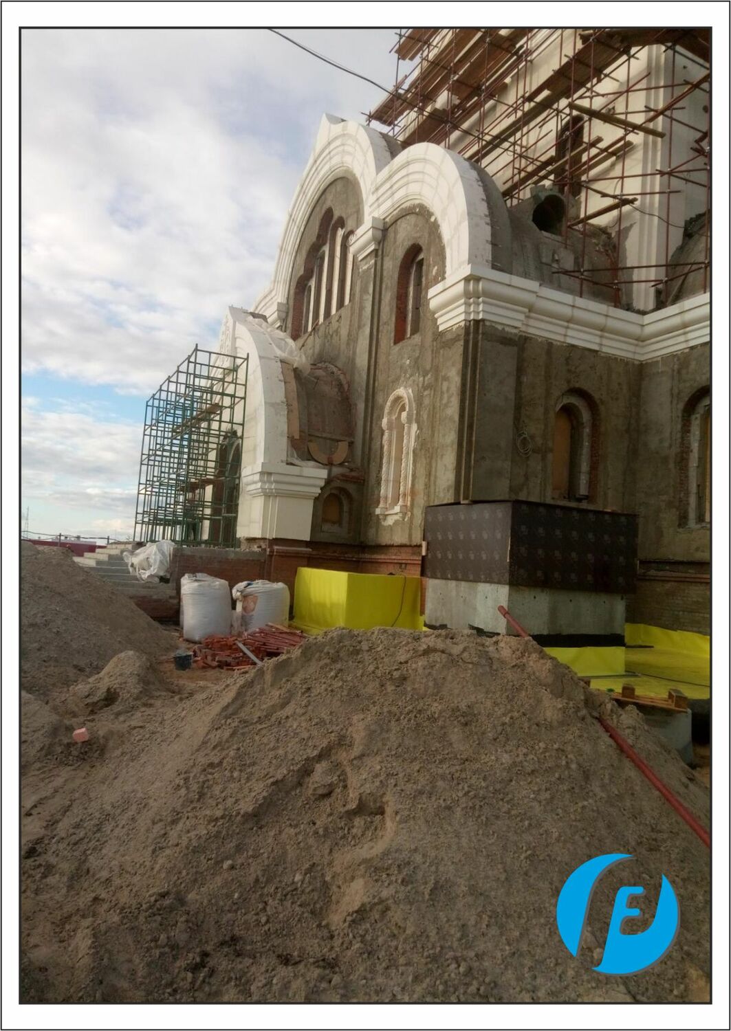 Монтаж радиусных элементов Монтаж крупных радиусных бетонных элементов на фасад храма святой Татианы с применением строительной техники.