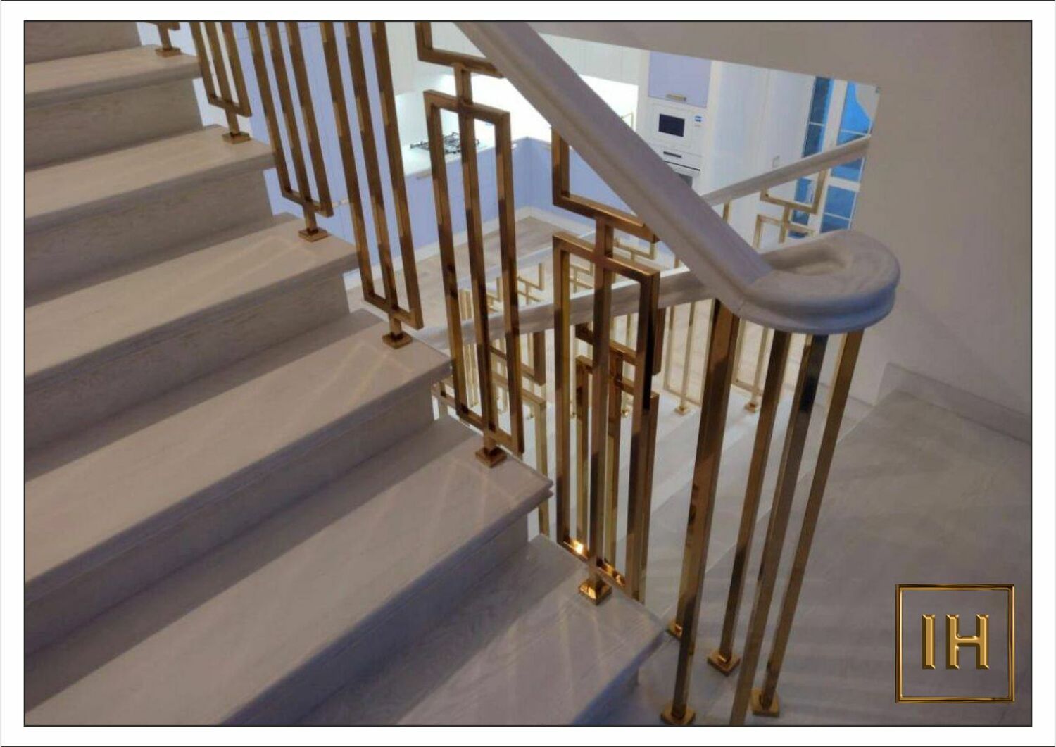 Уютная зона для общения у подножия монументального золотого панно в театре Камала.