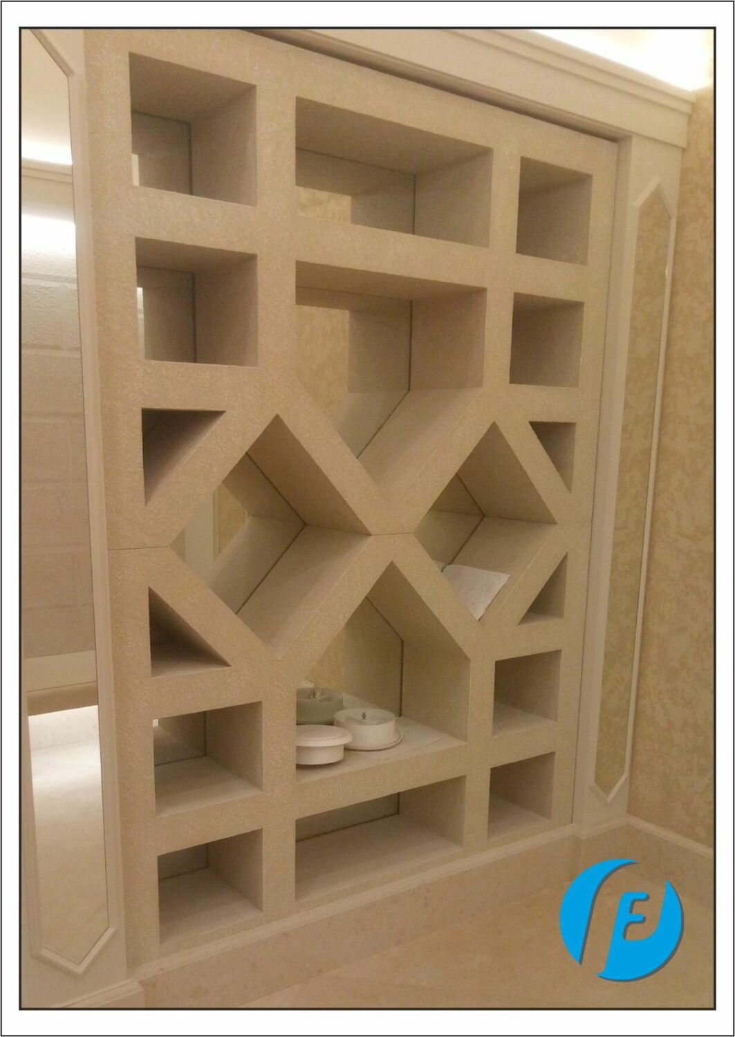 Геометрический шкаф в интерьере Готовый геометрический шкаф сложной формы с отделкой под каменный шпон в номере отеля Kol Gali.