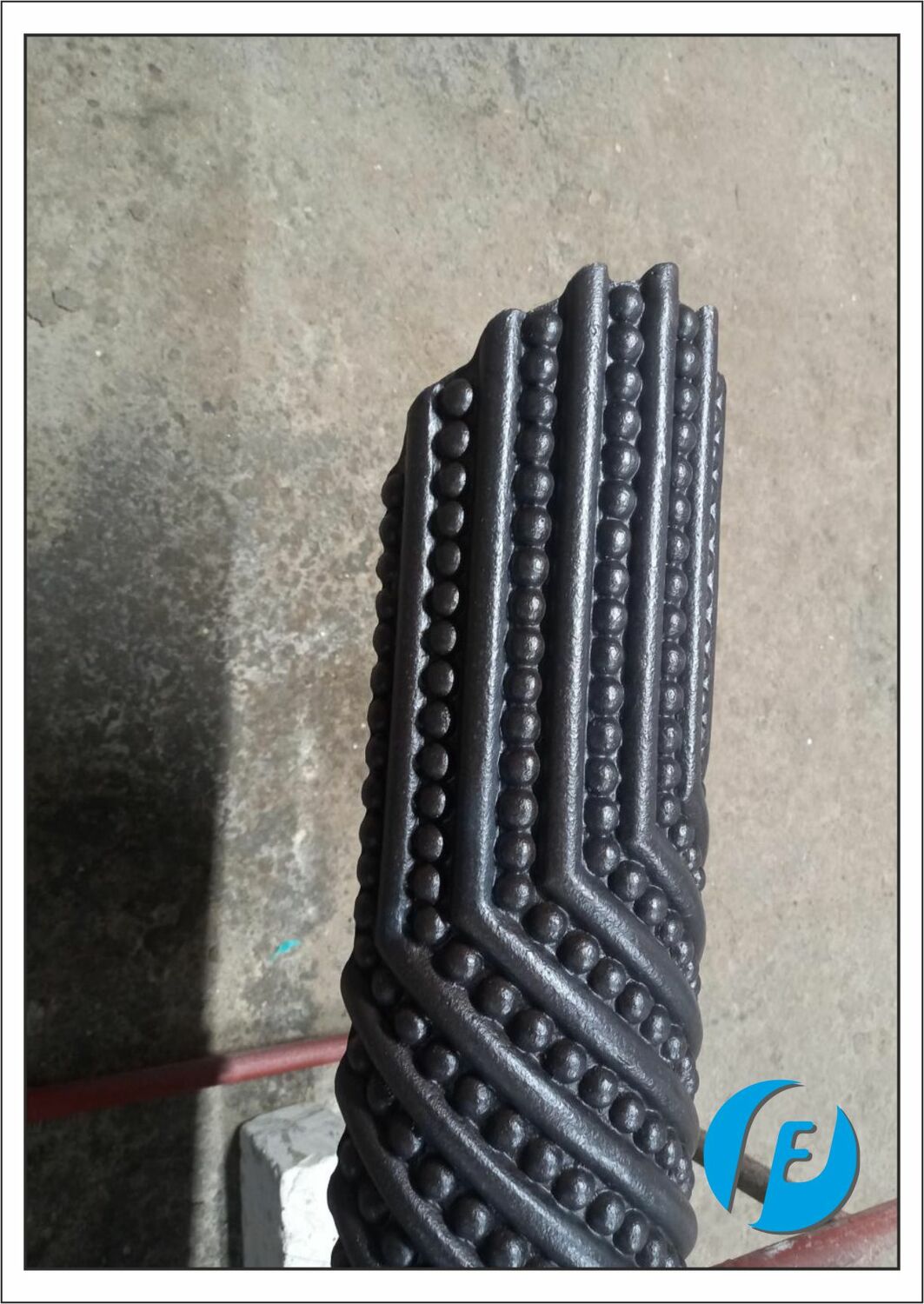 Детализация рельефа Крупный план, демонстрирующий глубину и детализацию рельефа на готовом бронзовом обрамлении.